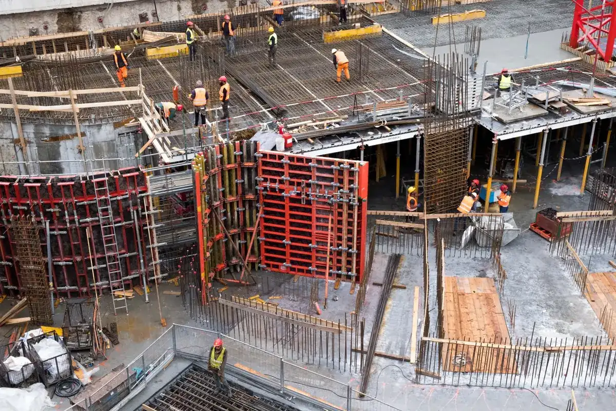 Obra com formas de concreto e escoras