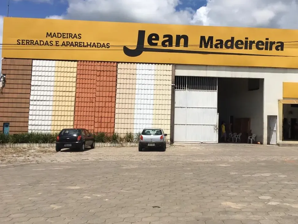 Fachada da loja da Jean Madeireira em Santo Antônio de Jesus