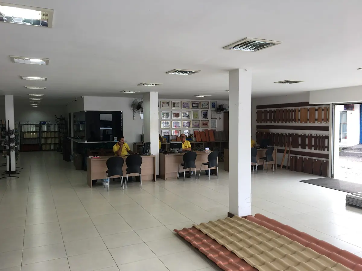 Telhas e portas expostas no showroom da Jean